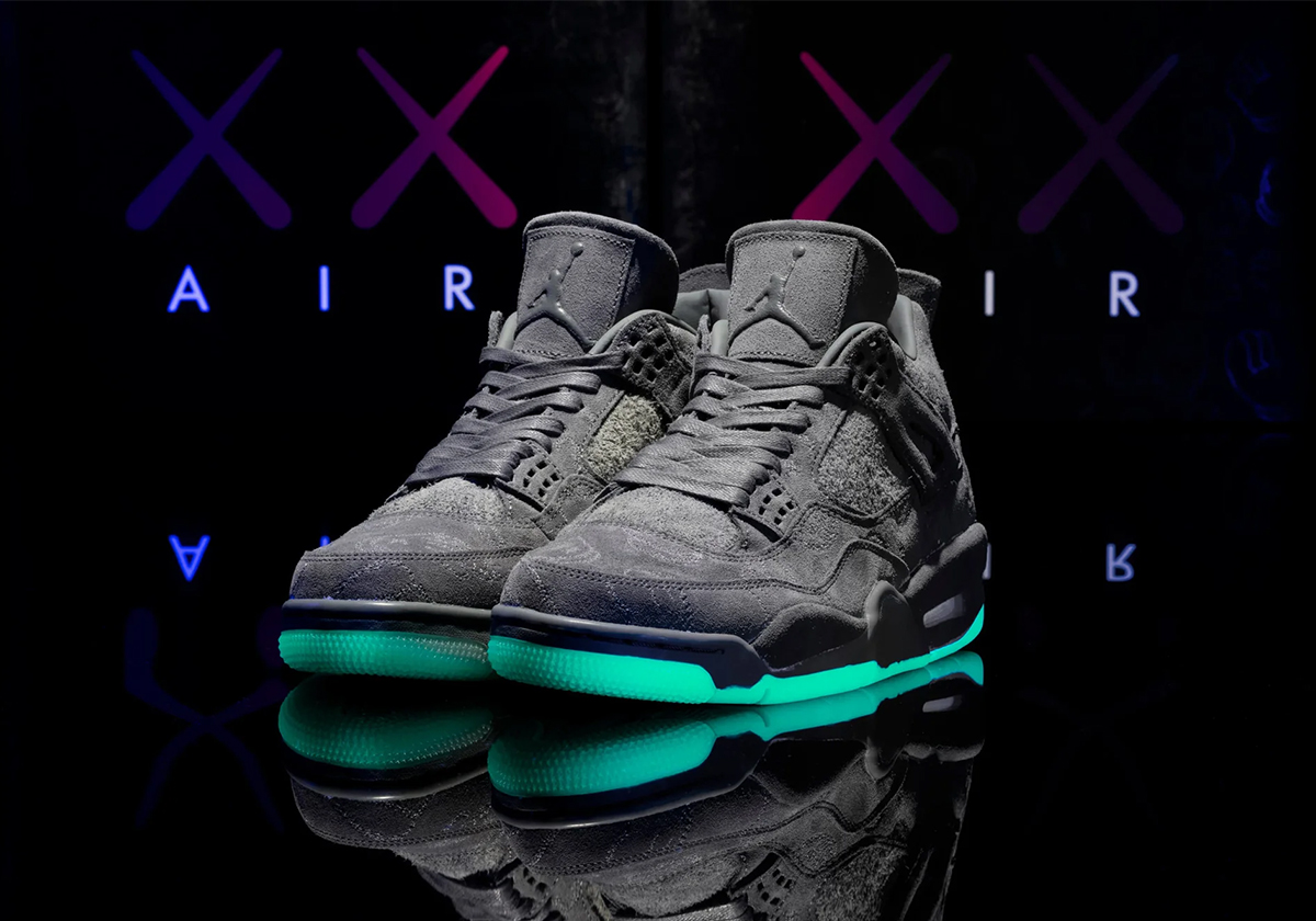 Күдериіне суретшінің суреттері салынған 2017 жылғы KAWS x Air Jordan 4
