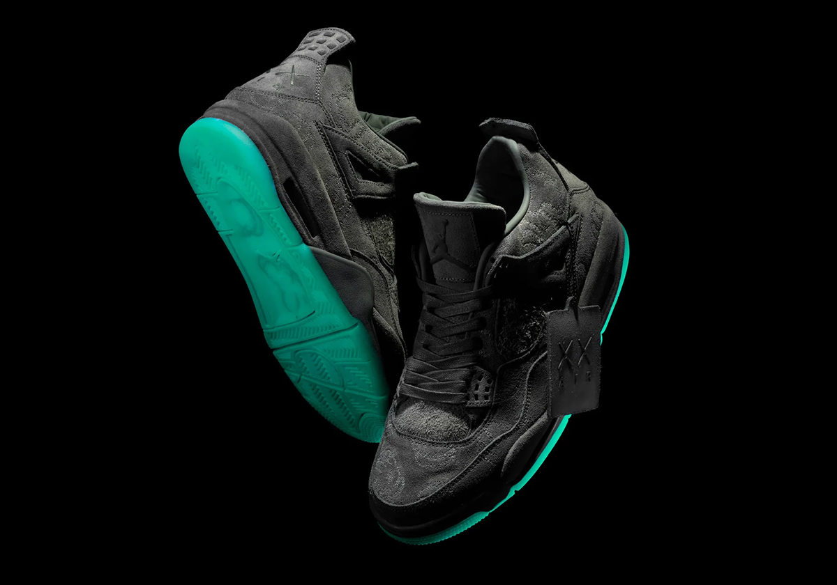 2017 жылғы KAWS x Air Jordan 4 табаны