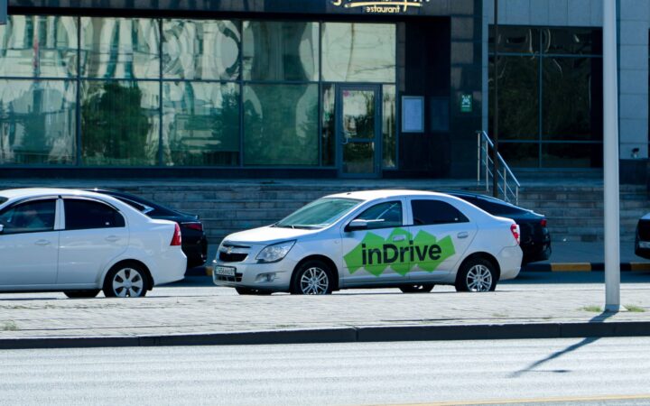 Цены в inDrive выросли втрое после сбоя Яндекс Go