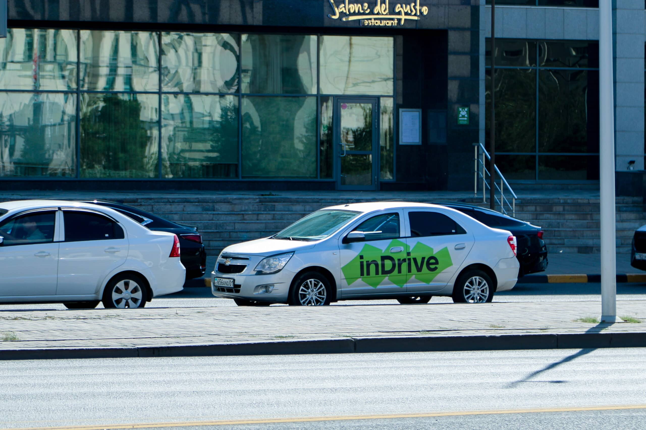 Цены в inDrive выросли втрое после сбоя Яндекс Go