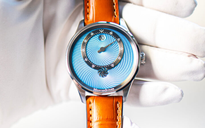 MeisterSinger дал Panthero голубой гильошированный циферблат