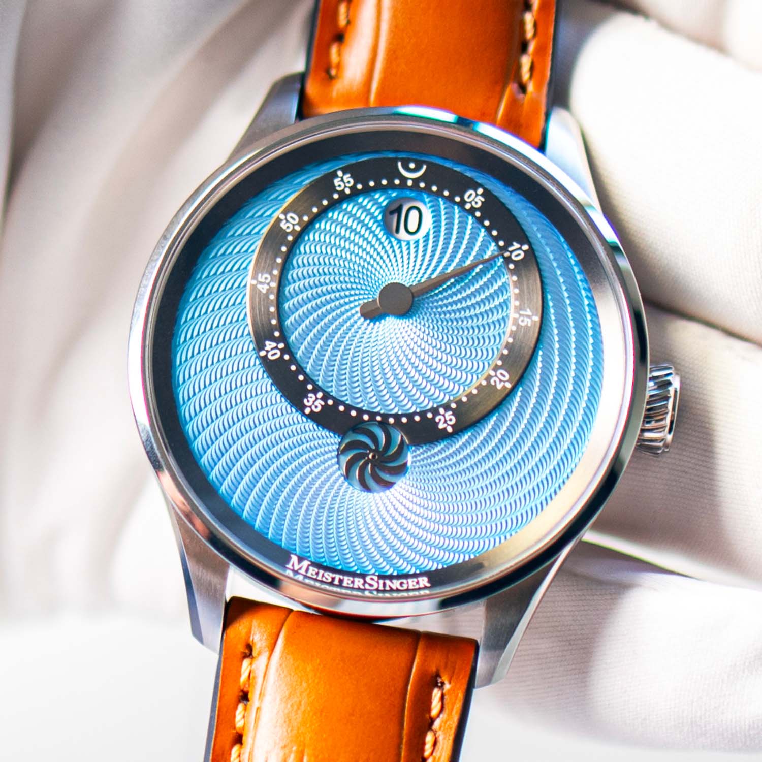 Белбеуге тағылған MeisterSinger Panthero Jumping Hour