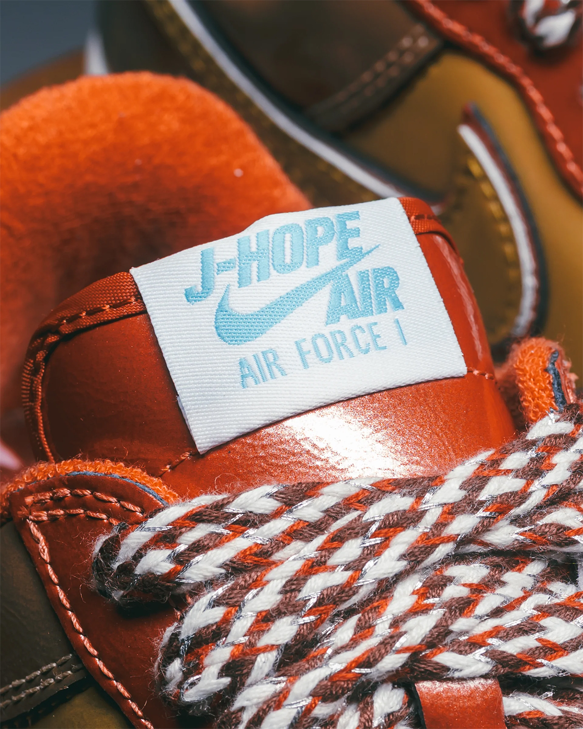 NIGO x j-hope x Nike Air Force 1 '01, басқа қырынан