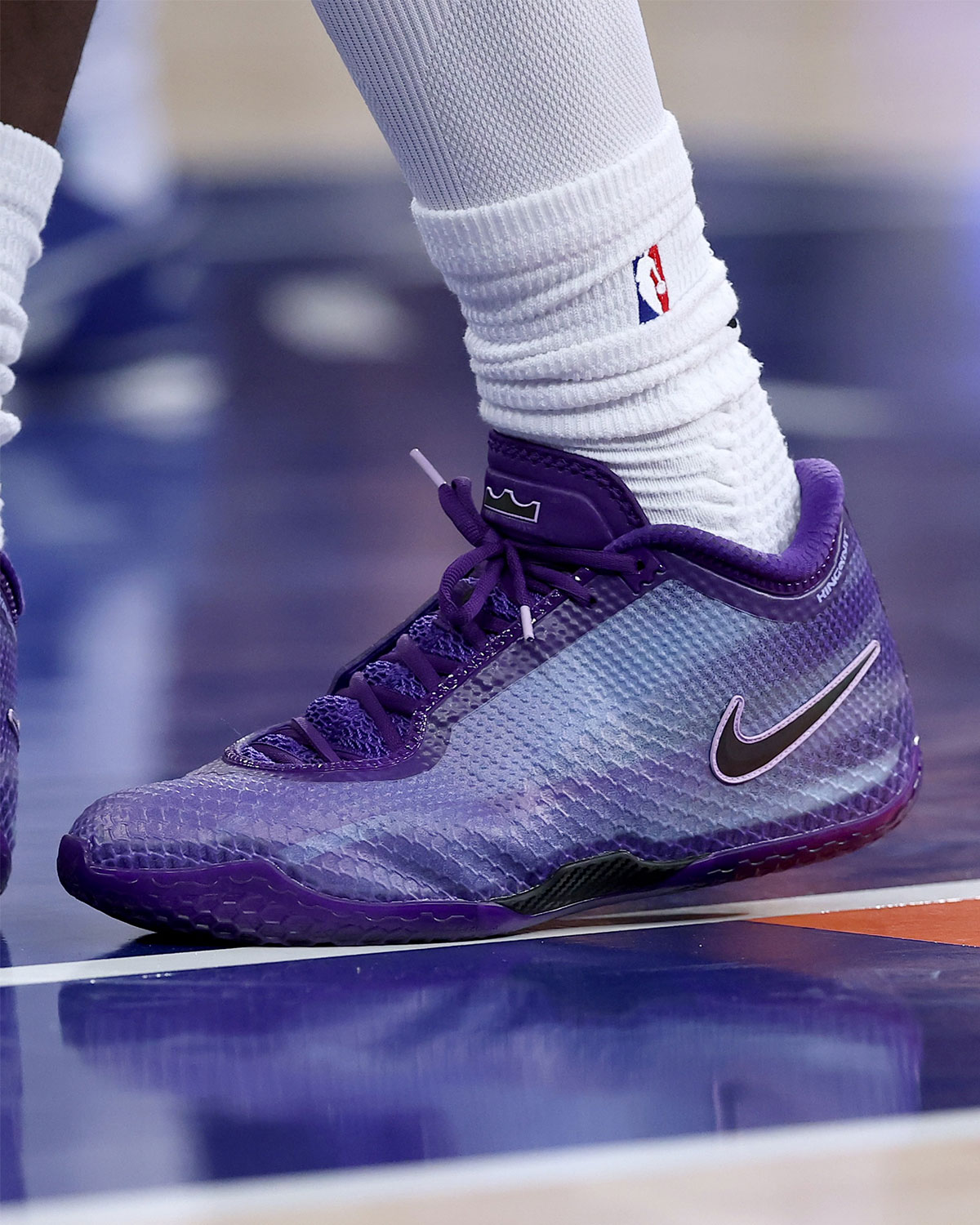 Леброн Джеймстің «Филадельфиядағы» дебютіндегі күлгін Nike LeBron 24 PE