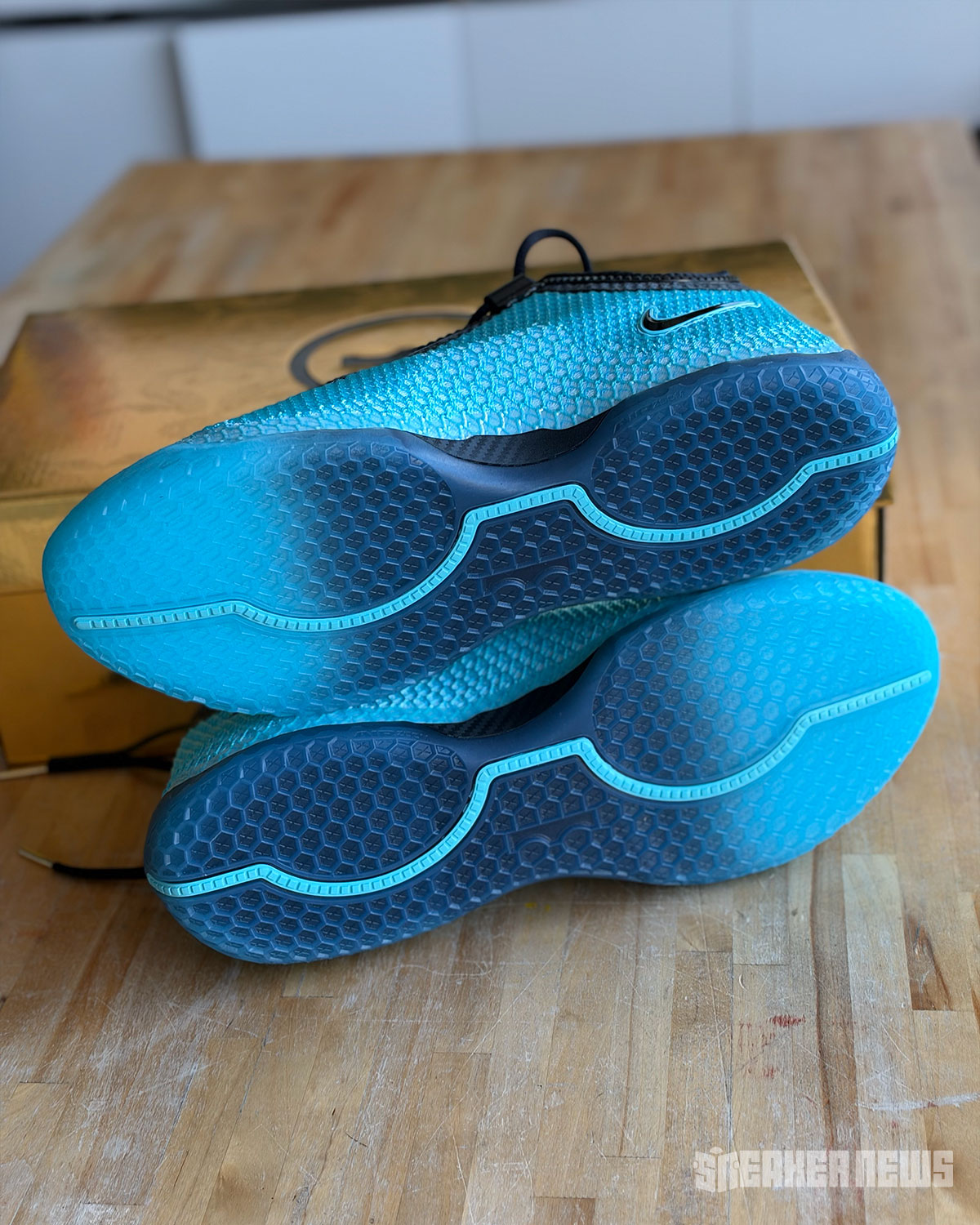 Nike LeBron 24 «Stars» бүйірінен