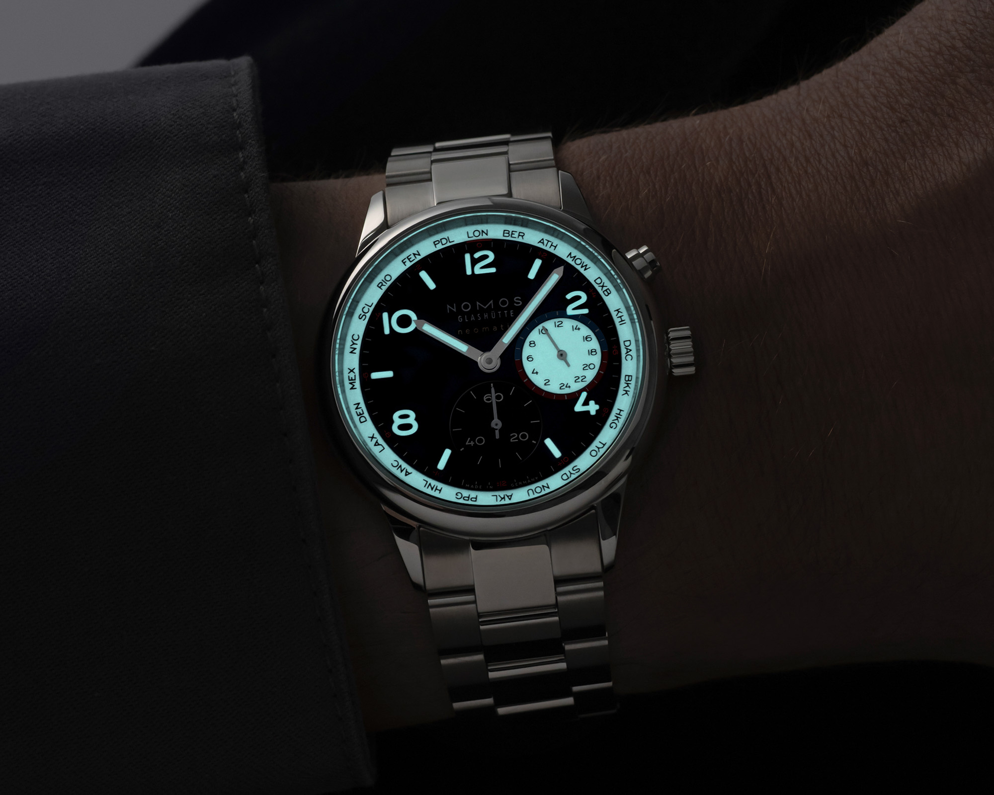 Свечение люминесценции NOMOS Worldtimer dark в темноте