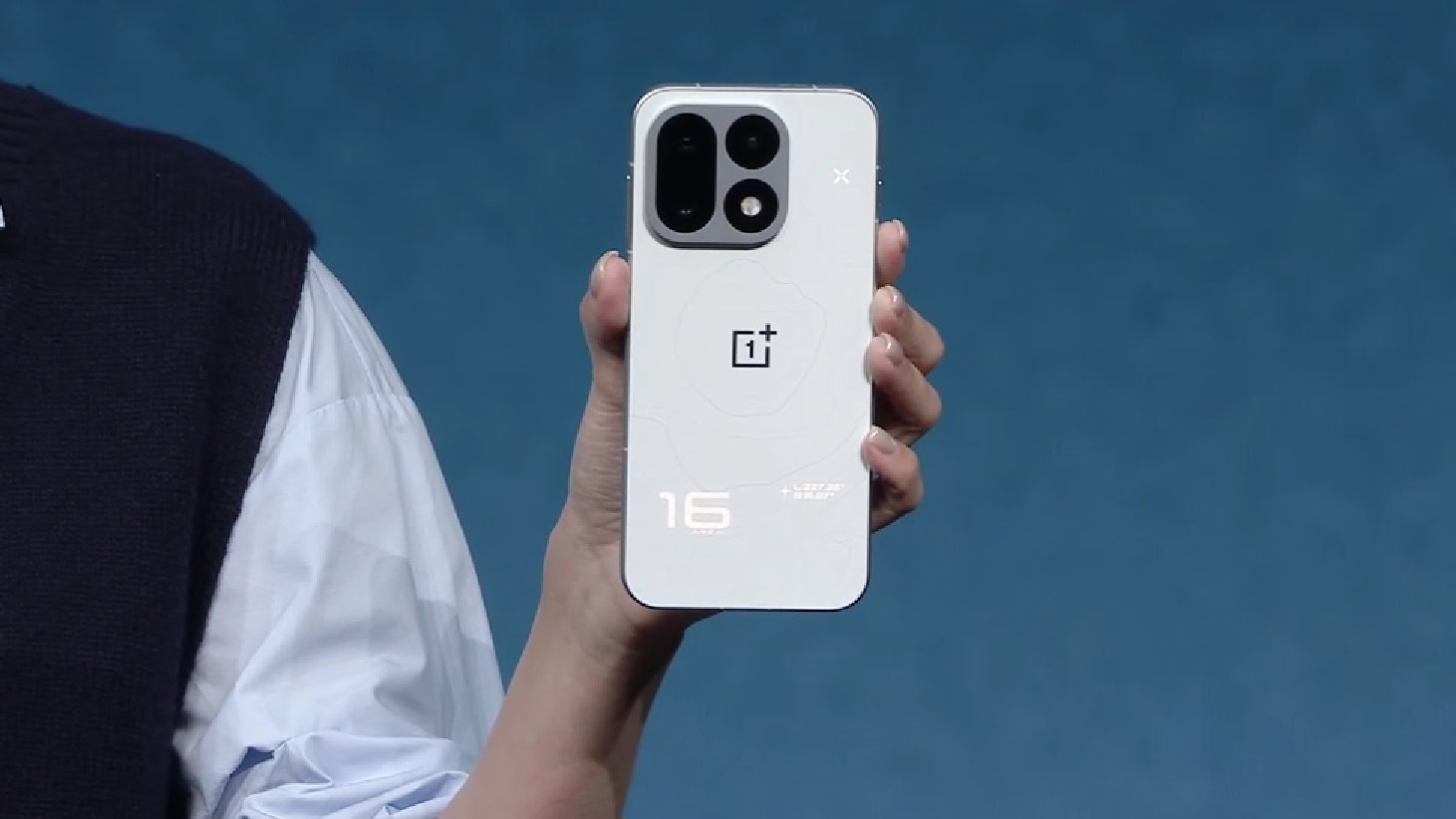 Светодиодная подсветка на задней панели OnePlus 16