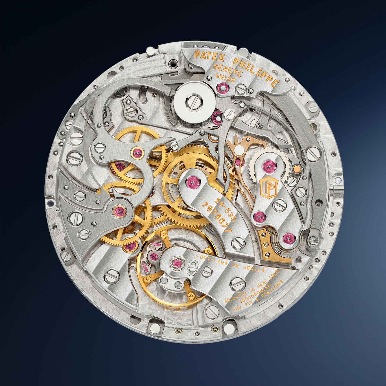 Қолдағы Patek Philippe 5978P-010, корпус пен хронограф түймелері бүйірінен