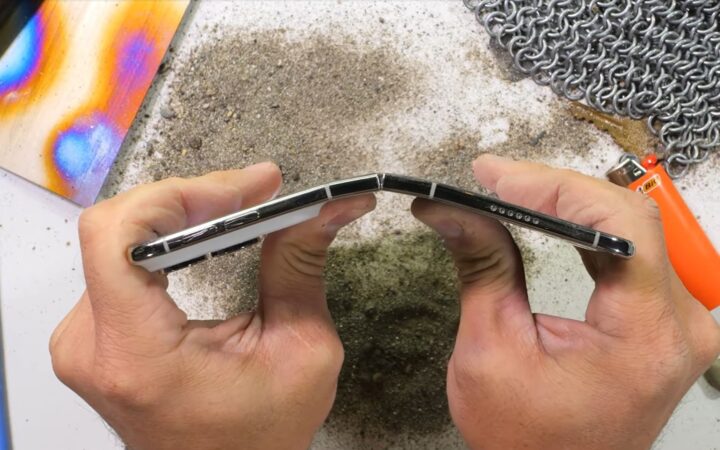 iPhone Duo не пережил тест на изгиб у JerryRigEverything