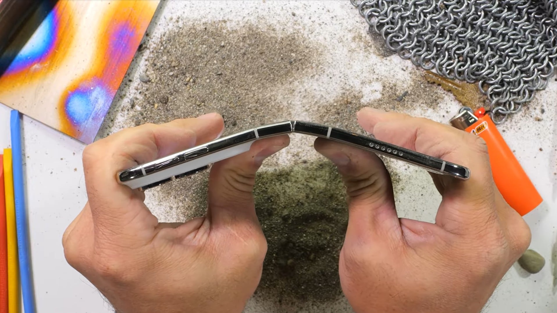 iPhone Duo не пережил тест на изгиб у JerryRigEverything