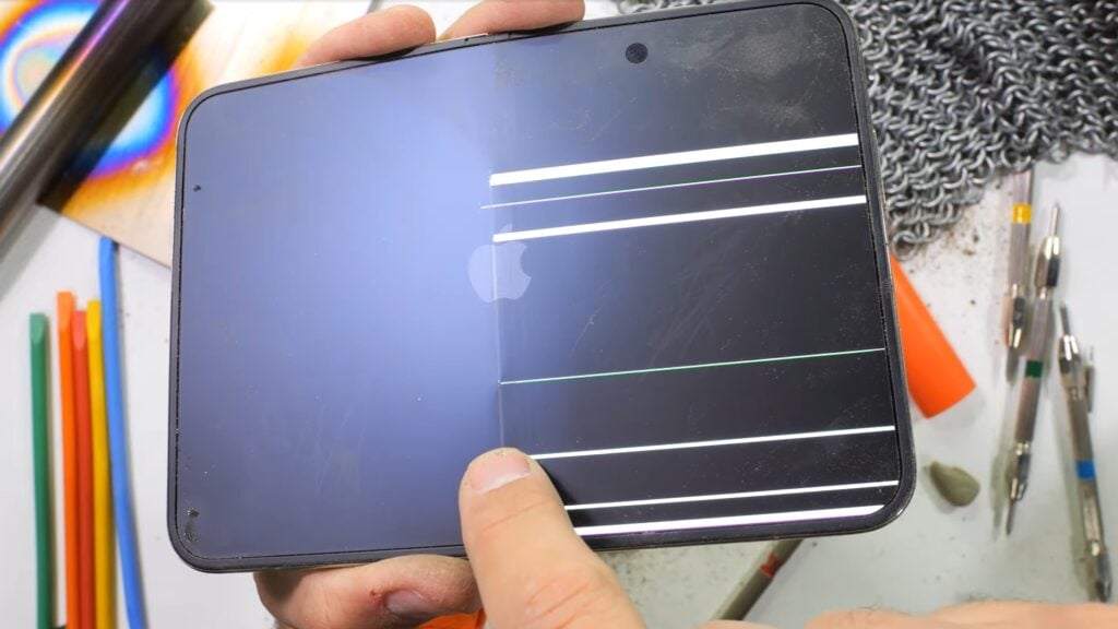 iPhone Duo во время теста на изгиб в обратную сторону