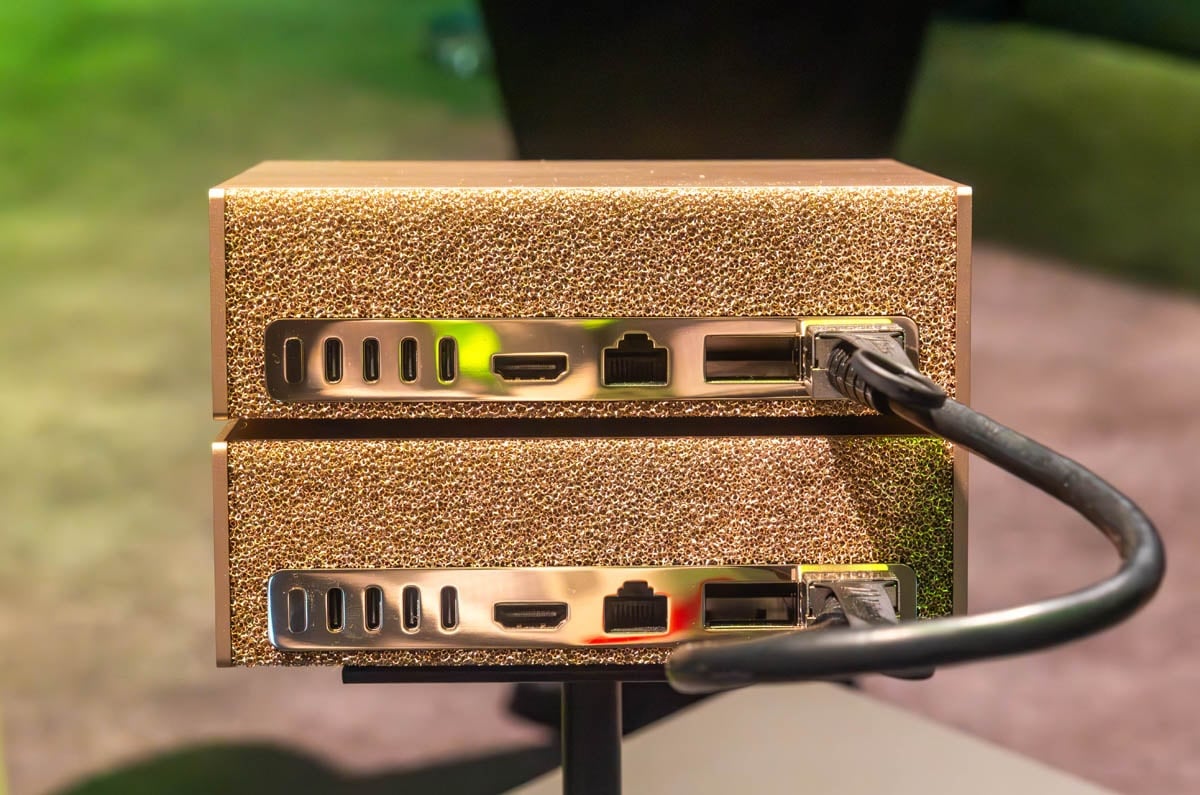 Кластерге біріктірілген екі Nvidia DGX Spark компьютері