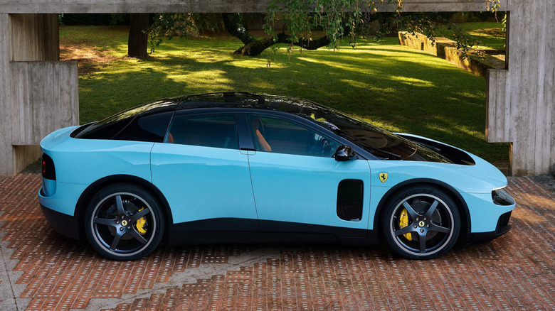 Көк түсті Ferrari Luce, бүйірінен көрінісі