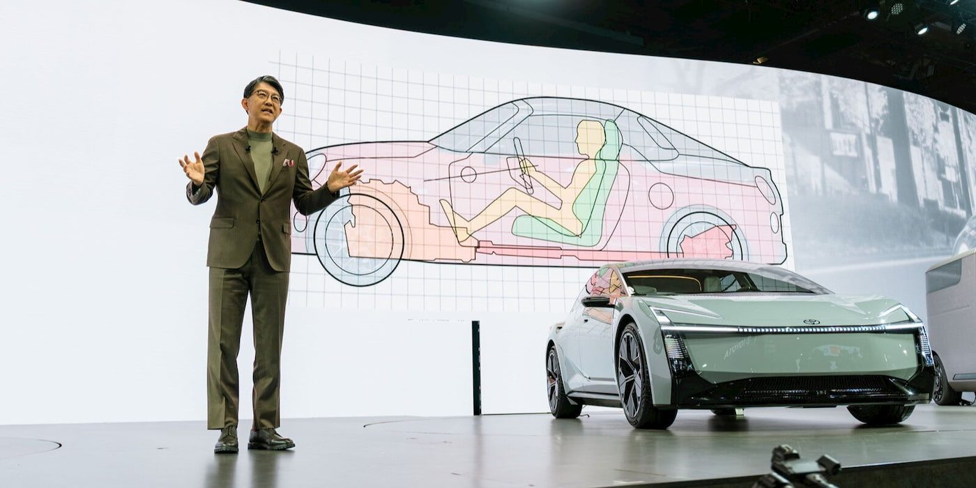 Кодзи Сато Japan Mobility Show көрмесінде Toyota Corolla Concept-ті таныстырып тұр