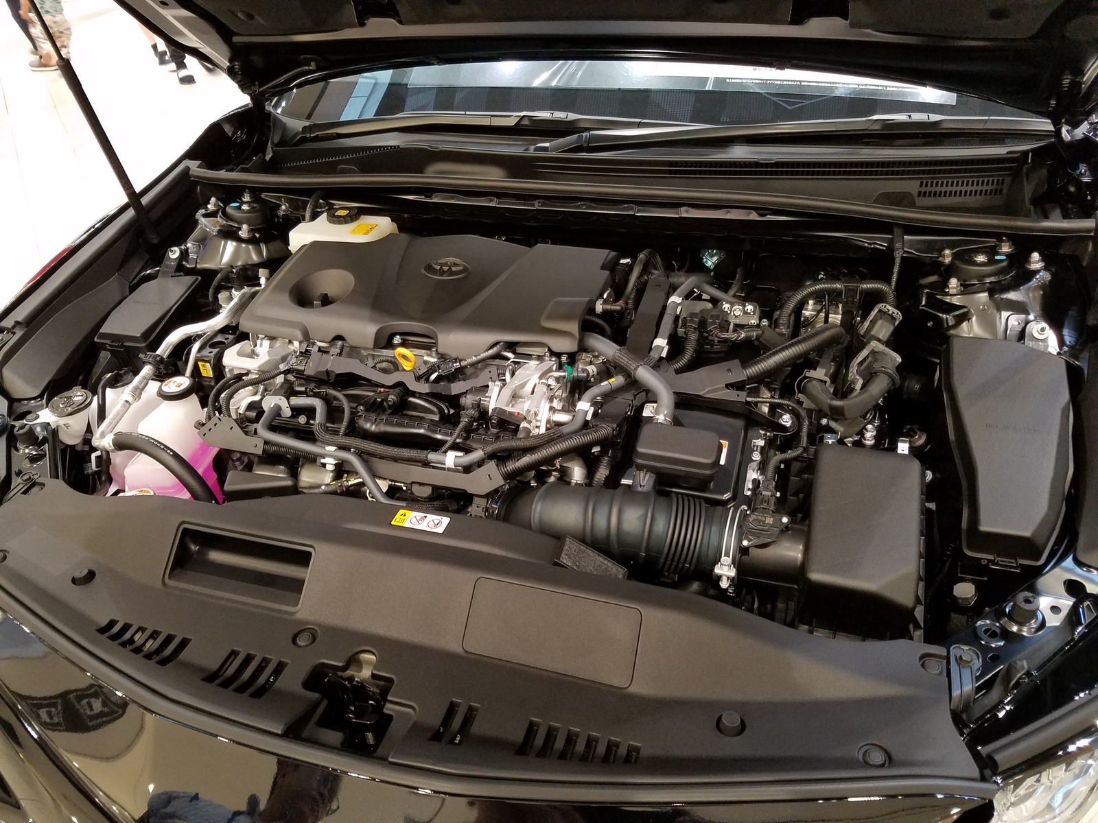 Toyota Camry 70 Hybrid капотының астындағы A25A-FXS гибрид қозғалтқышы