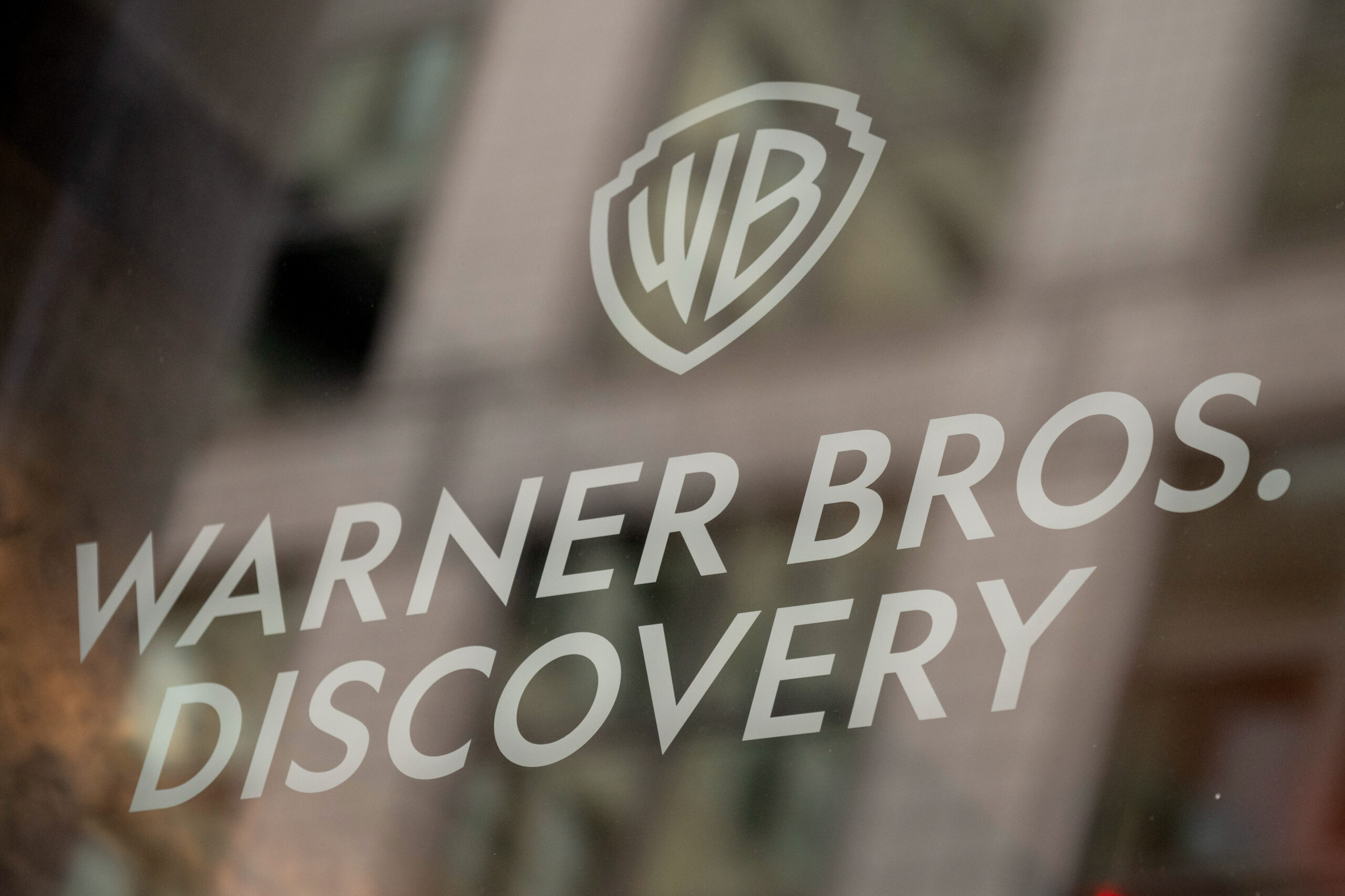 Нью-Йорктегі ғимараттағы Warner Bros. Discovery маңдайшасы
