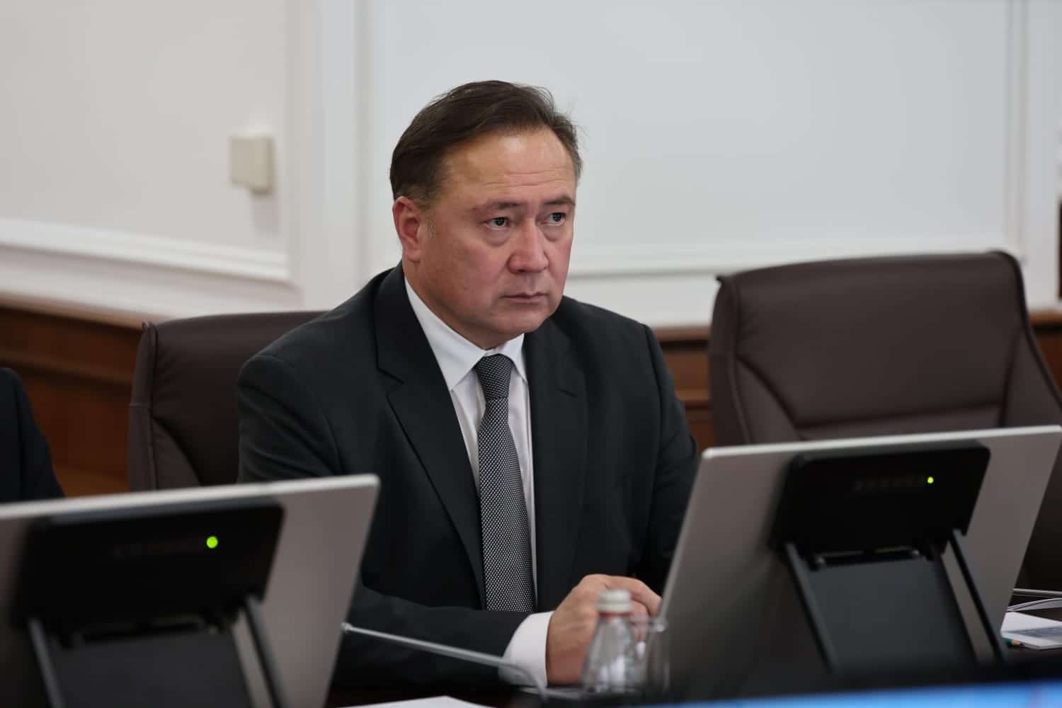 Вице-министр энергетики Ерлан Акбаров на заседании правительства